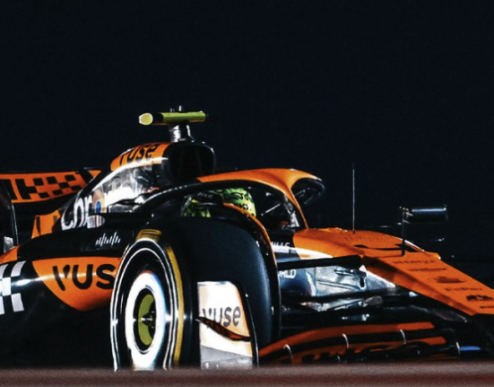 McLaren na pista no fim da tarde (McLaren/X)