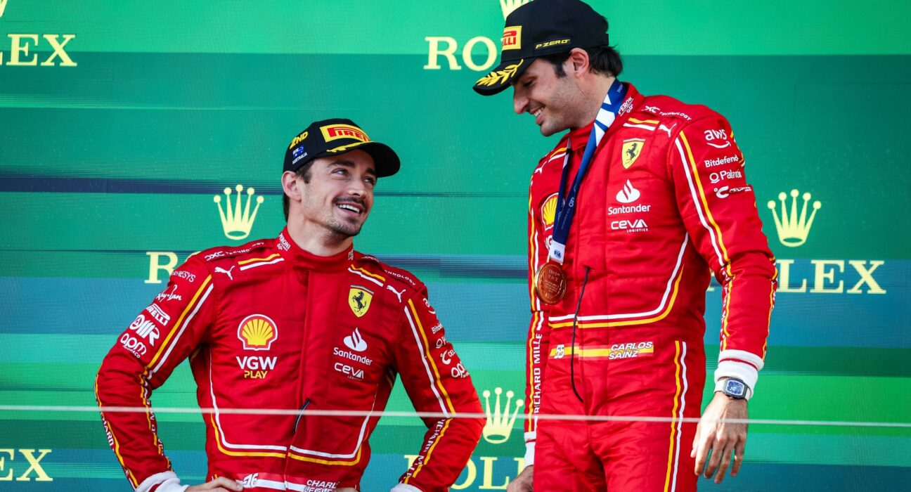 Carlos Sainz e Charles Leclerc comemoram o pódio na Austrália (Ferrari / X)